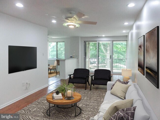 Building Photo - 1650 Oakwood Dr