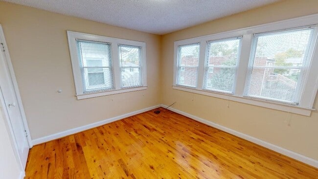 Building Photo - 3 BEDROOMS, 1 FULL BATHROOM + 3 FREE OFF-S...