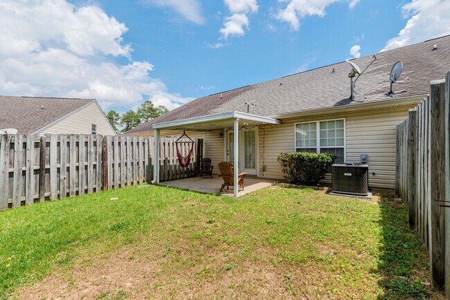 Building Photo - $1750 - Updated 3 bed/3 bath house conveni...