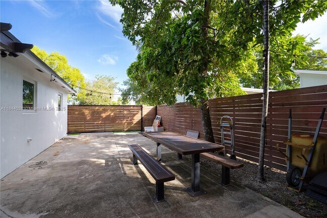 Building Photo - 9841 Dominican Dr