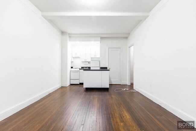 Building Photo - 140 E 46th St