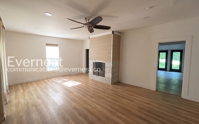 Building Photo - 3-Bed/2-Bath/Pet Friendly/Available Now!