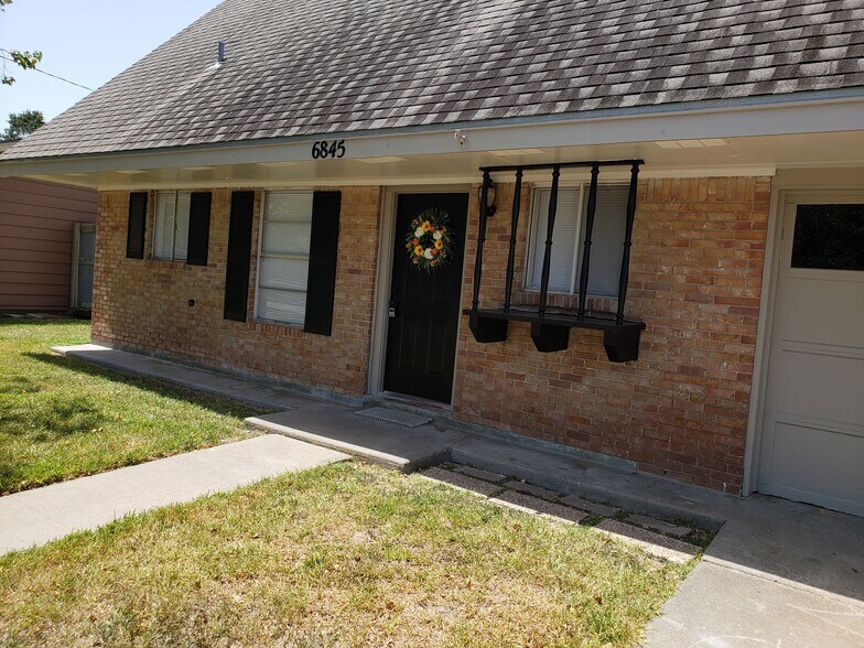 Building Photo - 6845 Rhine Dr
