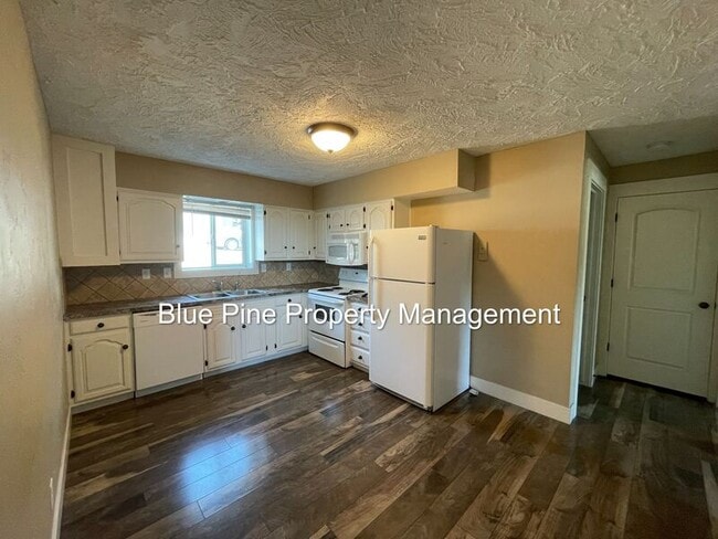 Building Photo - 1201 N Skyline Dr