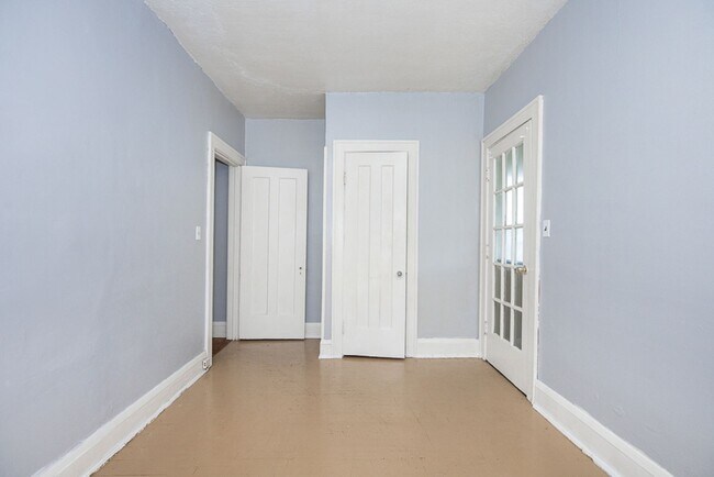 Building Photo - 2827 Avondale Ave