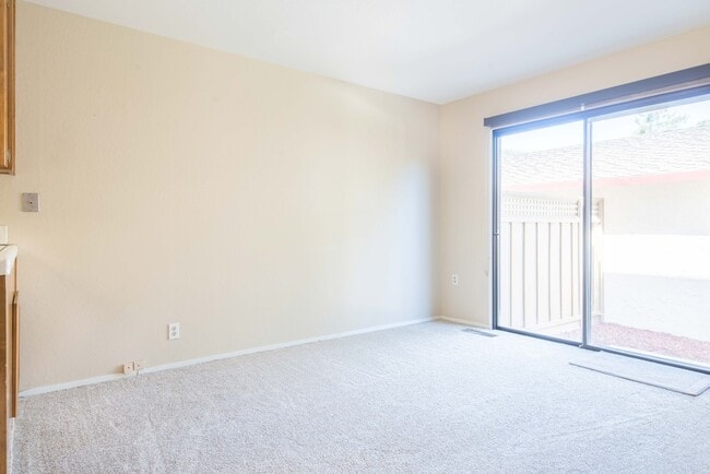 Building Photo - Excellent 3 Bed 2.5 Bath Town Home!