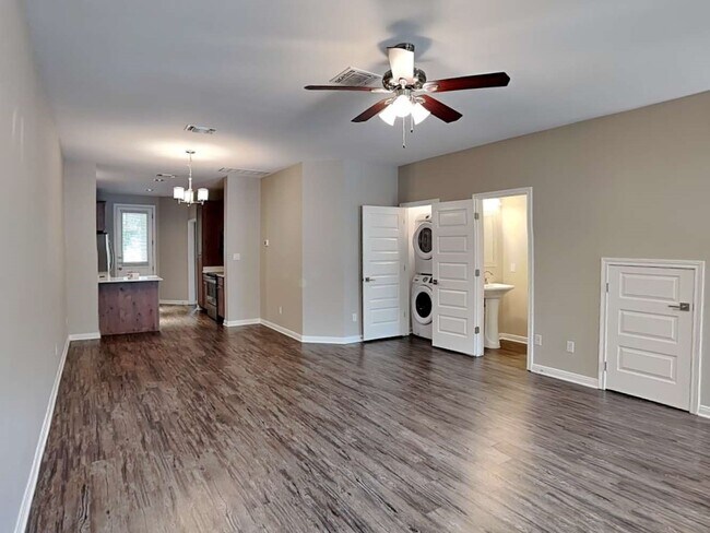 Building Photo - 179 Holly St