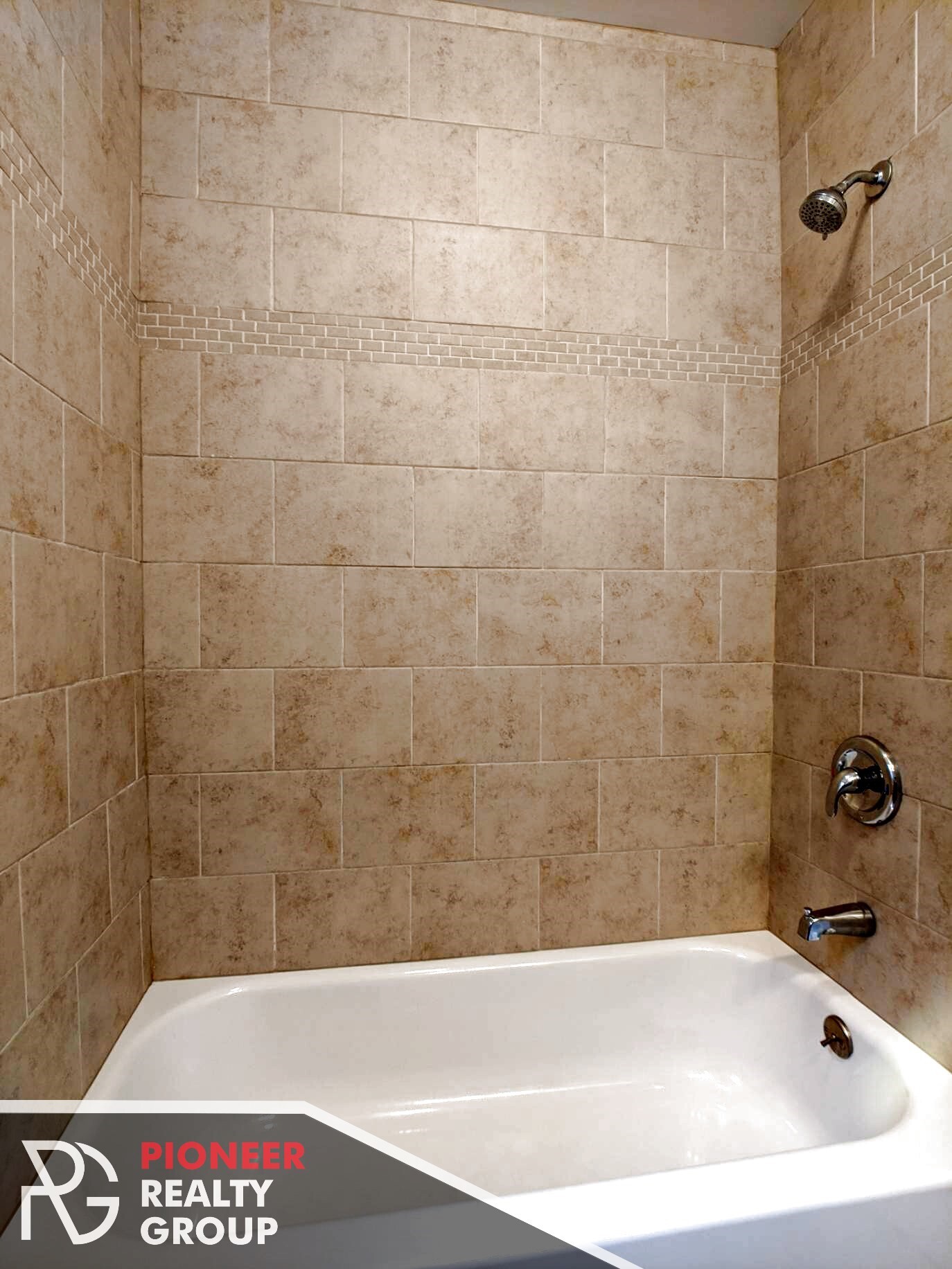 Building Photo - 429 W Roscoe St