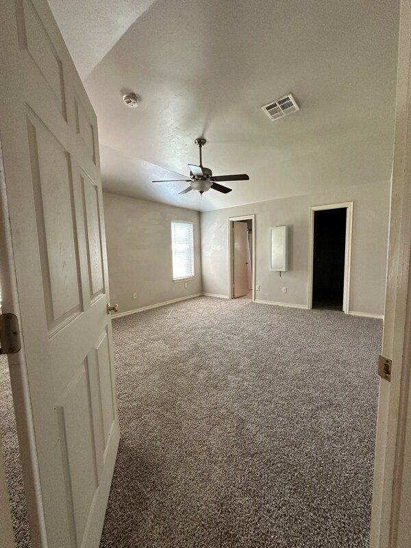 Building Photo - 2614 Silvertree Dr