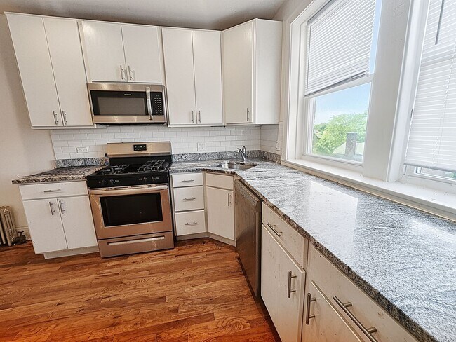 Building Photo - Spacious Renovated Top Floor 2bed/1bath In West Rogers Park