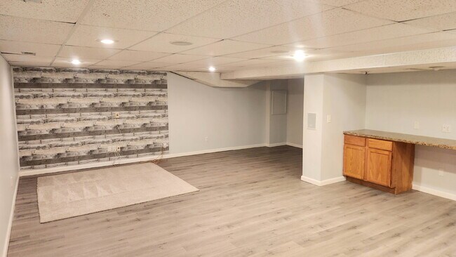 Building Photo - "Charming 3-Bed Oasis with 2.5 Baths on Carrington Court!"