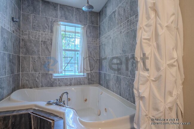 Building Photo - 1558 O'Connor Dr