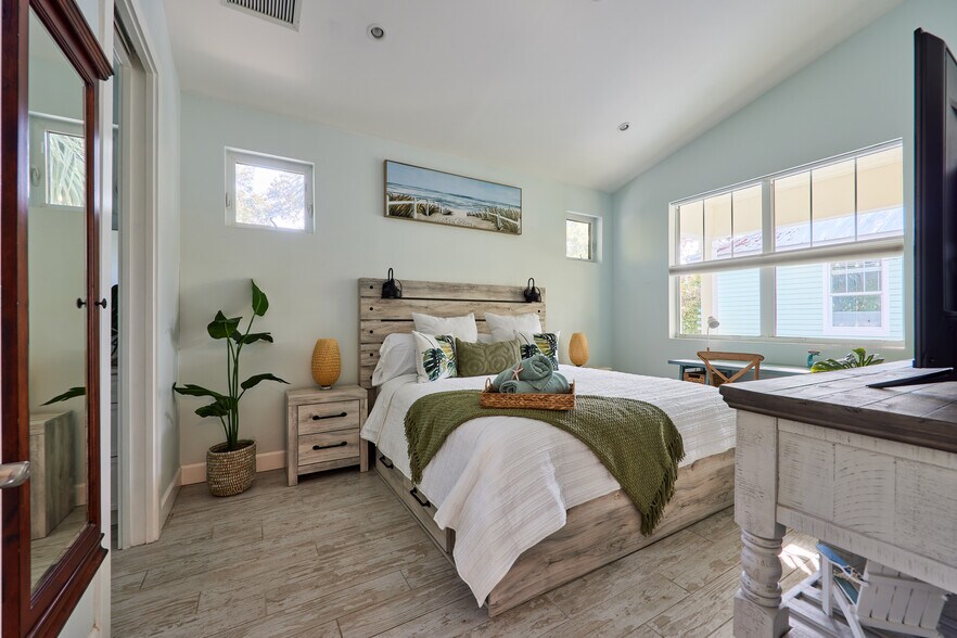 Building Photo - 1280 SW 25th Ave