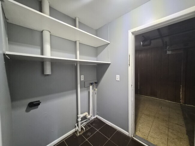 Building Photo - 3921 Malibu Dr