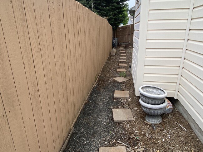 Building Photo - 11960 Meadowood Ln