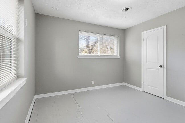 Building Photo - 344 Pennington Dr