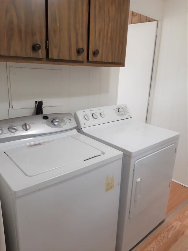Building Photo - 3 Bedroom 1.5 Bath Mobile Home w/ Washer&D...
