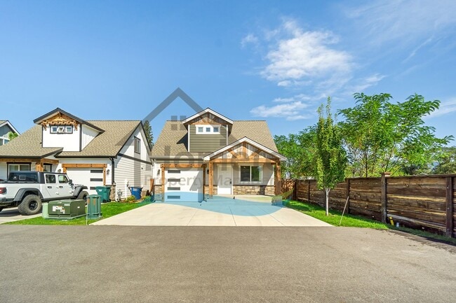 Building Photo - 2 Bedroom 2 Bath Home with Attached Garage...