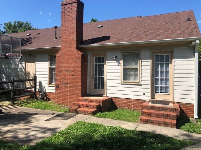 Building Photo - Wonderfully updated 3 bedroom 2 bath ranch...