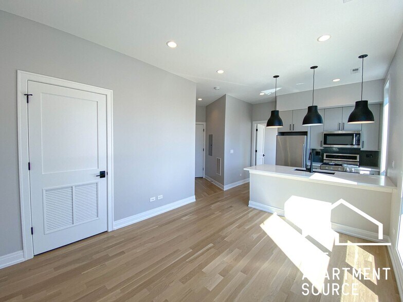 Building Photo - 1051 W Cornelia Ave