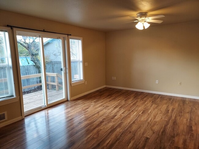 Building Photo - 3-Bedroom 2.5-Bathroom home in Eugene