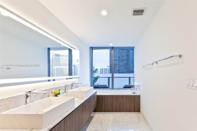 Building Photo - 1000 Brickell Plaza