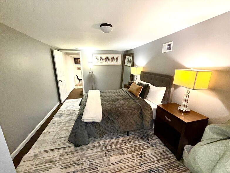 Building Photo - 6525 Kenova St