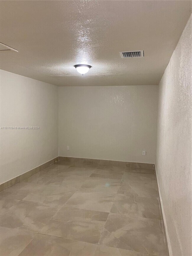 Building Photo - 1121 NE 160th Terrace