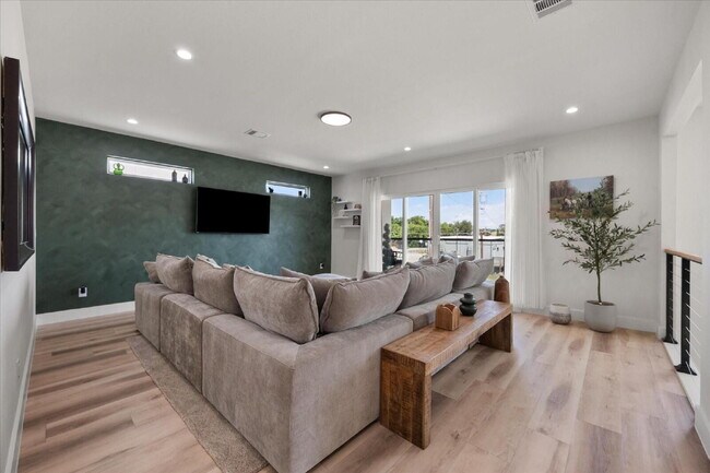 Building Photo - "Luxury 5-bedroom home offering expansive living, upscale design and seamless indoor-outdoor ente...