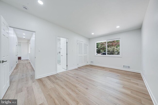 Building Photo - 866 Canal Dr
