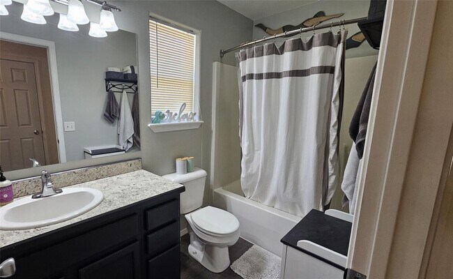 Building Photo - Recently Updated 3 BR/ 1.5 BA in Central M...