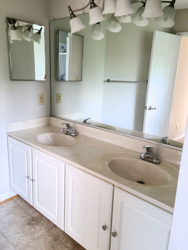 Building Photo - Spacious 3 Bedroom Townhome in Oldfarm.