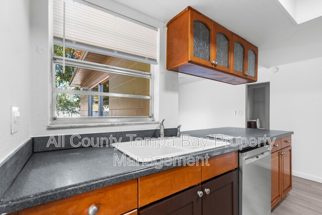 Building Photo - 905 N Newport Ave