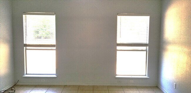 Building Photo - 4712 Oxford Dr