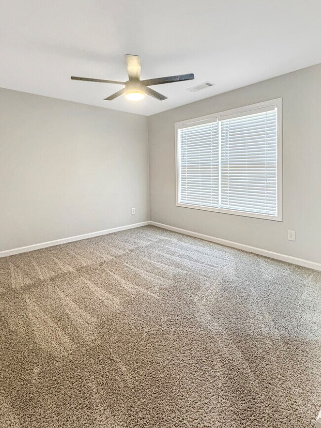 Building Photo - Now Available in Heritage Pointe!