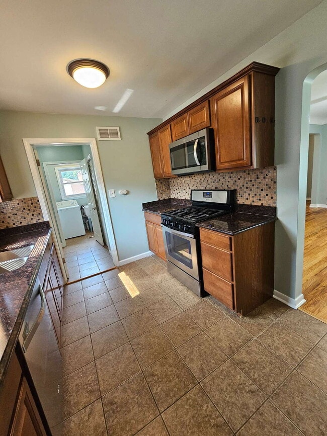 Building Photo - 3 Bedroom Brick Ranch, Updated Kitchen with Granite Countertops, Stainless-Steel Appliances, Hard...