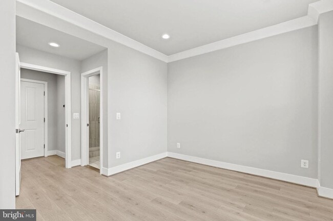 Building Photo - This beautiful modern 3 bed 4 1/2 bath tow...