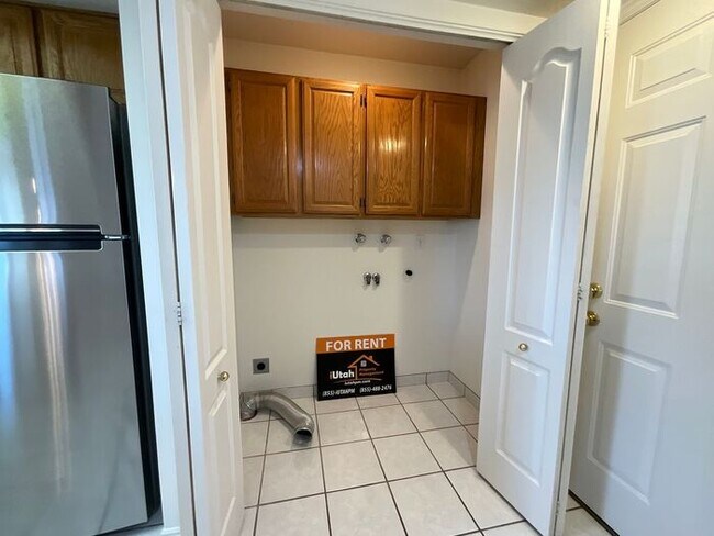 Building Photo - 4 bdrm 3 bth Home 2 Car Garage- HOA with Pool