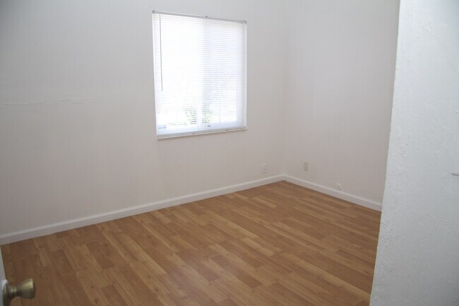 Building Photo - Great Fremont Location • Freshly Painted • Central A/C