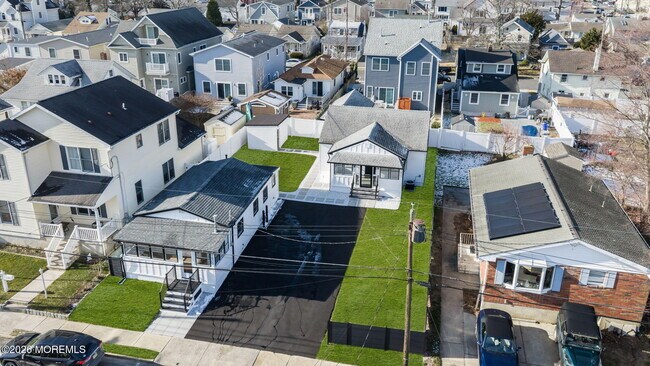 Building Photo - 1807-1809 Laurel Terrace