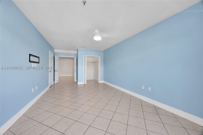 Building Photo - 2734 Bird 301