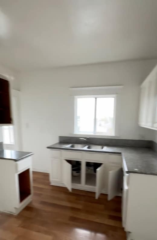 Building Photo - 822 W 42nd Pl