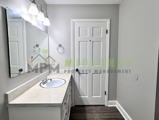 Building Photo - 300 Lydgate Dr