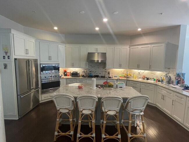 Building Photo - 5 Bed 4 Bath LUXURIOUS CRAFTSMAN set in Bethesda Mews