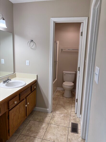 Building Photo - 648 Prince Phillip Way