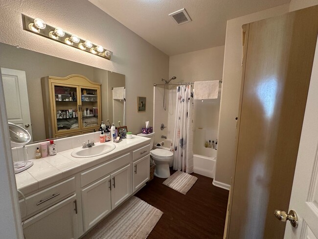 Building Photo - La Ventana Estates 3 bdrm Townhome Available