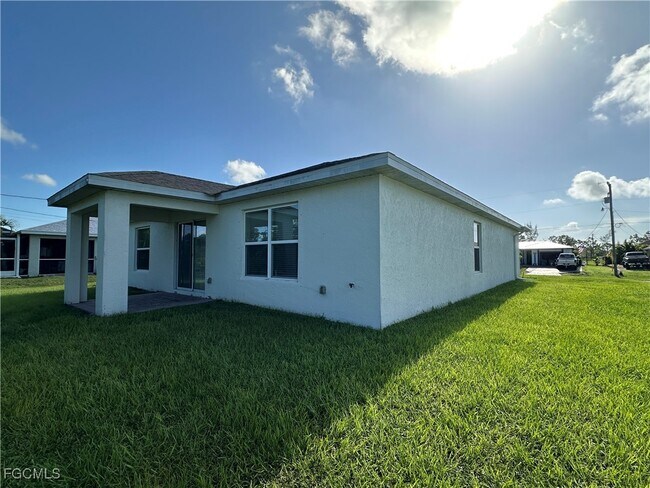 Building Photo - 3438 NE 8th Pl