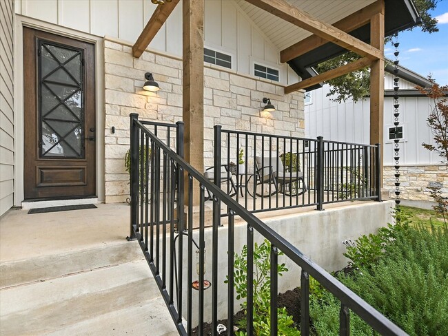 Building Photo - Luxury Rental in Dripping Springs!