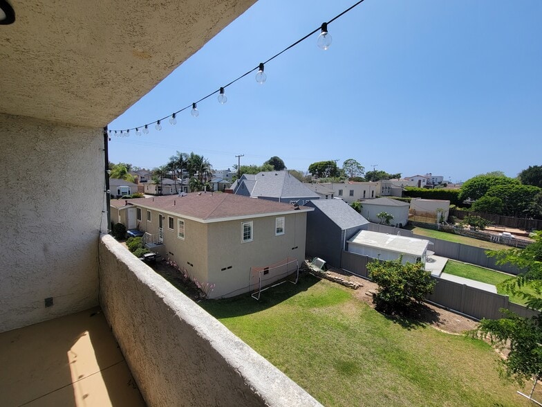 Building Photo - 745 Main St