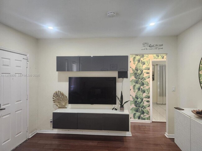 Building Photo - 11220 NE 11th Pl